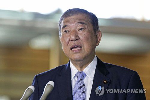 北 탄도미사일 발사에 대해 답변하는 이시바 총리(도쿄 교도=연합뉴스) 이시바 시게루 일본 총리가 31일 도쿄 총리실에서 북한의 탄도 미사일 발사와 관련한 기자들의 질문에 답변하고 있다. 2024.10.31 khmoon@yna.co.kr