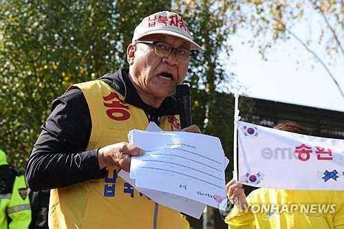 발언하는 최성용 납북자가족모임 대표(파주=연합뉴스) 임병식 기자 = 31일 경기도 파주시 임진각 국립 6·25전쟁 납북자기념관에서 최성용 납북자가족모임 대표가 기자회견을 열고 향후 대북전단 살포에 대해 발언하고 있다. 2024.10.31 andphotodo@yna.co.kr