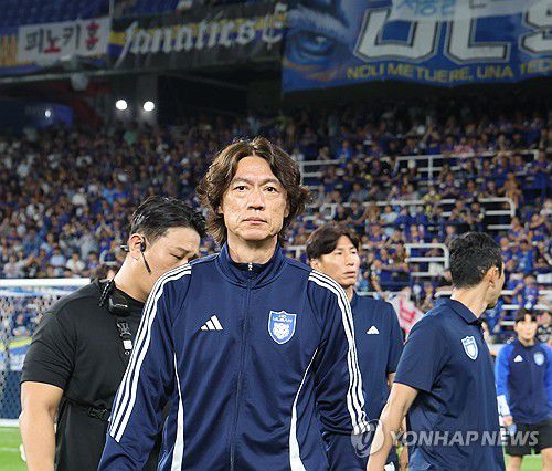 울산 홈구장 떠나는 홍명보 감독(울산=연합뉴스) 김용태 기자 = 7월 10일 오후 울산 문수축구경기장에서 축구 국가대표팀 감독으로 내정된 울산 HD 홍명보 감독이 광주FC와의 경기 후 팬들에게 인사를 마치고 경기장을 떠나고 있다. 2024.7.10 yongtae@yna.co.kr