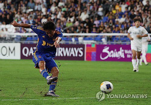 고승범 '슛'(울산=연합뉴스) 김용태 기자 = 9월 18일 울산 문수축구경기장에서 열린 아시아축구연맹(AFC) 챔피언스리그(ACL) 엘리트(ACLE) 울산 HD와 일본 가와사키 프론탈레의 경기에서 울산 고승범이 슛하고 있다. 2024.9.18 yongtae@yna.co.kr