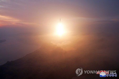 북한, 최신형 ICBM '화성포-19형' 시험발사 성공...김정은 참관(평양 조선중앙통신=연합뉴스) 김정은 북한 국무위원장의 현지지도 아래 지난달 31일 아침 신형 대륙간탄도미사일(ICBM) '화성포-19형' 시험발사를 성공적으로 단행했다고 조선중앙통신이 1일 보도했다. 이날 시험발사에 딸 주애도 참관했다. 2024.11.1      [국내에서만 사용가능. 재배포 금지. For Use Only in the Republic of Korea. No Redistribution] nkphoto@yna.co.kr
