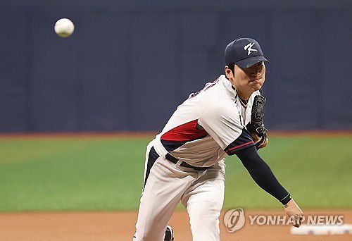 한국팀 선발투수 곽빈(서울=연합뉴스) 이진욱 기자 = 1일 오후 서울 구로구 고척스카이돔에서 열린 한국 야구 대표팀과 쿠바 대표팀 평가전 . 1회초 선발투수 곽빈이 힘차게 공을 던지고 있다. 2024.11.1 cityboy@yna.co.kr