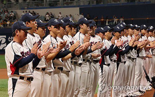 인사하는 한국 대표팀(서울=연합뉴스) 이진욱 기자 = 1일 오후 서울 구로구 고척스카이돔에서 열린 한국-쿠바 야구 평가전에서 류중일 감독과 선수들이 관중에게 인사하고 있다. 2024.11.1 cityboy@yna.co.kr