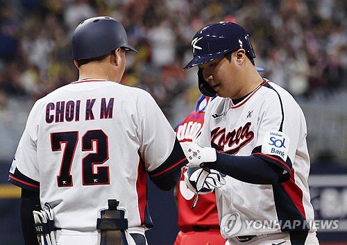 문보경, 안타치고 하이파이브(서울=연합뉴스) 이진욱 기자 = 1일 오후 서울 구로구 고척스카이돔에서 열린 한국 야구 대표팀과 쿠바 대표팀 평가전 . 6회말 무사 5번 문보경이 안타를 친 뒤 주루코치와 하이파이브를 하고 있다 .2024.11.1 cityboy@yna.co.kr