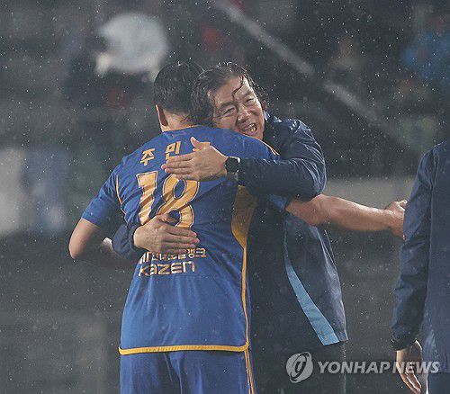 김판곤 감독과 기뻐하는 주민규(울산=연합뉴스) 김용태 기자 = 1일 울산종합운동장에서 열린 프로축구 하나은행 K리그1 2024 울산 HD와 강원FC의 경기에서 울산 주민규가 팀의 두 번째 골을 넣은 후 김판곤 감독과 끌어안고 기뻐하고 있다. 2024.11.1 yongtae@yna.co.kr