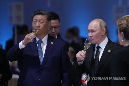 건배 잔 기울이는 中 시진핑과 러 푸틴 (카잔 AP=연합뉴스) 브릭스(BRICS) 정상회의에 참석한 시진핑 중국 국가주석(왼쪽)과 블라디미르 푸틴 러시아 대통령이 23일(현지시간) 나란히 건배 잔을 기울이고 있다. 2024.10.25     khmoon@yna.co.kr