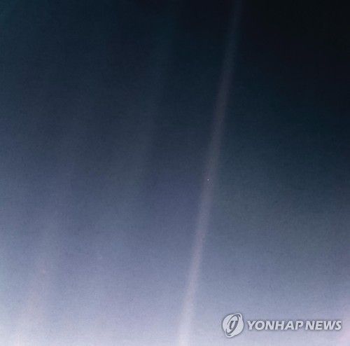1990년 보이저 1호가 전송한 사진 [EPA 연합뉴스 자료사진/NASA 제공]