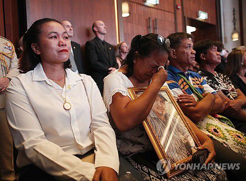 전쟁으로 이스라엘서 숨진 태국인 노동자 유족지난달 7일(현지시간) 태국 방콕에서 1년 전 팔레스타인 무장정파 하마스의 공격으로 이스라엘에서 숨진 태국인 노동자의 유족들이 고인의 영정을 안은 채 슬퍼하고 있다. 2024.11.03 [EPA 연합뉴스 자료사진. 재판매 및 DB 금지]