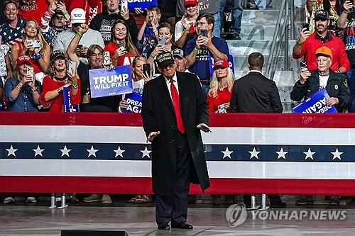 유세장 도착한 도널드 트럼프(미국 조지아주 메이컨 AFP=연합뉴스) 2024년 11월 3일 미국 조지아주 메이컨에서 열린 유세 행사장에 공화당 후보인 도널드 트럼프 전 대통령이 도착한 모습. (Elijah Nouvelage / AFP) 2024.11.4.