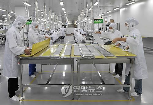 중국 항저우의 태양광 패널 생산 현장 [기사와 관련 없는 자료사진입니다. EPA=연합뉴스]