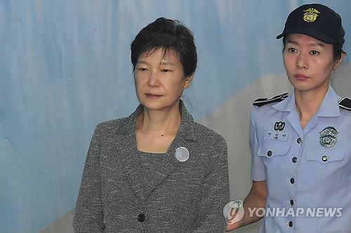 '세기의 재판' 선고일…굳은 표정 박근혜 전 대통령(서울=연합뉴스) 신준희 기자 = 박근혜 전 대통령이 이재용 삼성전자 부회장 선고공판이 예정된 25일 서울 서초구 서울중앙지방법원에서 열린 국정농단 사건 59차 공판에 출석하며 법정으로 향하고 있다. 2017.8.25 hama@yna.co.kr