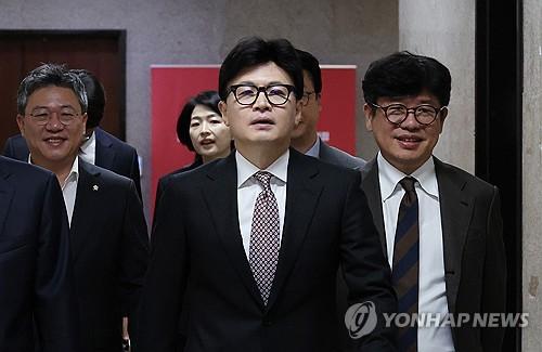 당 대표실 향하는 한동훈 대표(서울=연합뉴스) 김주형 기자 = 국민의힘 한동훈 대표(가운데)가 4일 오전 국회에서 열린 최고위원회의에 참석하기 위해 이동하고 있다. 2024.11.4 kjhpress@yna.co.kr