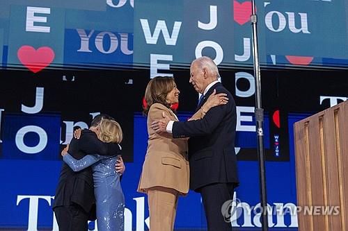 전당대회서 바이든 대통령과 인사하는 해리스 부통령[AP 연합뉴스 자료사진. 재판매 및 DB 금지]
