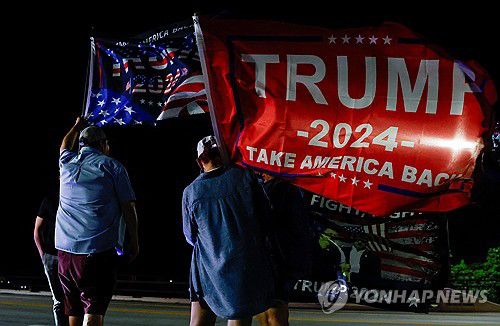 마러라고 인근에 모이는 트럼프 지지자들[팜비치 로이터=연합뉴스. 재판매 및 DB 금지]