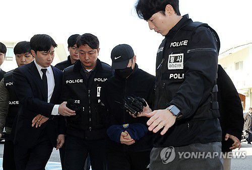 '훼손 시신' 북한강 유기한 군 장교 구속심사(춘천=연합뉴스) 함께 근무하던 여성 군무원을 살해한 뒤 시신을 훼손하고 강원 화천군 북한강에 유기한 현역 군 장교가 지난 5일 오전 구속 전 피의자 심문(영장실질심사)을 받기 위해 춘천지법으로 들어가고 있다. [연합뉴스 자료사진]