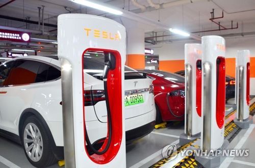 상하이의 대규모 전기차 충전시설[상하이 교도=연합뉴스 자료사진] 11월 22일 중국 상하이시에 오픈한 미국 테슬라의 대규모 전기자동차(EV) 충전시설.