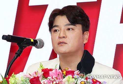 취재진 질문에 답하는 추신수(인천=연합뉴스) 임순석 기자 = 프로야구 SSG 랜더스 추신수가 7일 오후 인천 연수구 경원재 앰버서더 인천에서 열린 은퇴 기자회견에서 취재진 질문에 답하고 있다. 2024.11.7 soonseok02@yna.co.kr