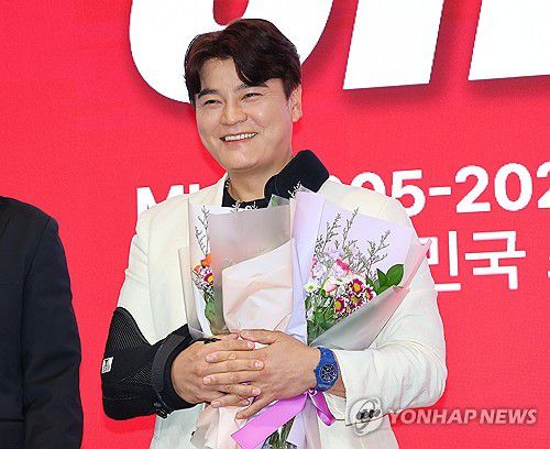 밝은 표정의 추신수(인천=연합뉴스) 임순석 기자 = 프로야구 SSG 랜더스 추신수가 7일 오후 인천 연수구 경원재 앰버서더 인천에서 열린 은퇴 기자회견에서 최정과 김광현 선수로부터 꽃다발을 받고 밝은 표정을 하고 있다. 2024.11.7 soonseok02@yna.co.kr