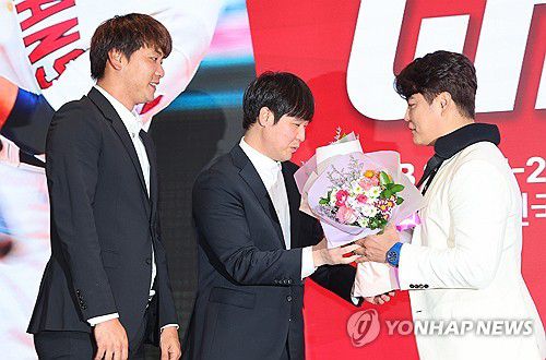 꽃다발 받는 추신수(인천=연합뉴스) 임순석 기자 = 프로야구 SSG 랜더스 추신수가 7일 오후 인천 연수구 경원재 앰버서더 인천에서 열린 은퇴 기자회견에서 김광현(왼쪽)과 최정 선수로부터 꽃다발을 받고 있다. 2024.11.7 soonseok02@yna.co.kr