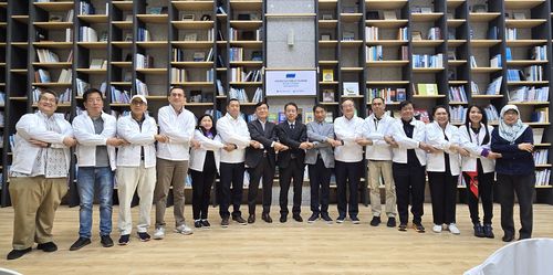 '아세안 문화관광 북코너' 개관    (제주=연합뉴스) 김호천 기자 = 8일 오후 제주 서귀포시에 있는 제주국제평화센터 지하 1층에서 열린 '아세안 문화관광 북코너' 개관식에 참석한 김재신 한-아세안센터 사무총장, 아세안 대사들이 현판 제막식을 하고 나서 기념사진을 찍고 있다. 2024.11.8     khc@yna.co.kr