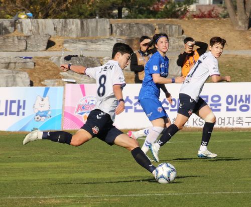 슈팅하는 김윤지[한국여자축구연맹 제공. 재판매 및 DB 금지]