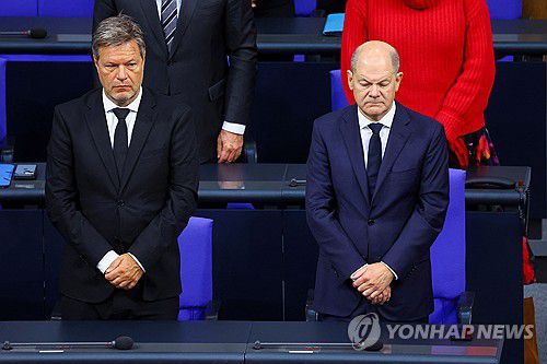 로베르트 하베크 경제장관(왼쪽)과 올라프 숄츠 총리[로이터 연합뉴스 자료사진. 재판매 및 DB 금지]