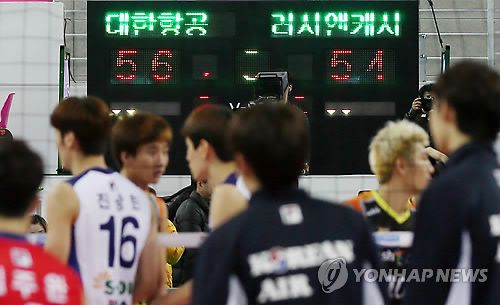 접전의 기록(인천=연합뉴스) 윤태현 기자 = 26일 인천 계양체육관에서 열린 2013-2014 NH농협 프로배구 V리그 남자부 대한항공과 러시앤캐시의 경기에서 대한항공이 3-0으로 승리, 3세트 점수가 기록된 전광판 사이로 양팀 선수들이 경기장을 빠져나가고 있다. 2013.11.26 tomatoyoon@yna.co.kr
