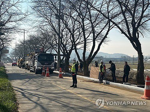 광역상수도 복구 작업(홍성=연합뉴스) 8일 충남 홍성군 구항면 일대에서 보령광역상수도 복구작업이 이뤄지고 있다. 보령광역상수도 파손으로 홍성, 서산, 당진, 태안 일대 단수가 예상된다. 2024.11.8 [홍성군 제공. 재판매 및 DB 금지] soyun@yna.co.kr