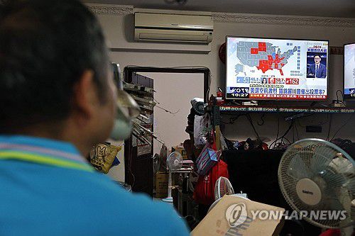 미국 대선 개표 상황 지켜보는 대만 타이베이 시민[AFP 연합뉴스. 재판매 및 DB 금지]