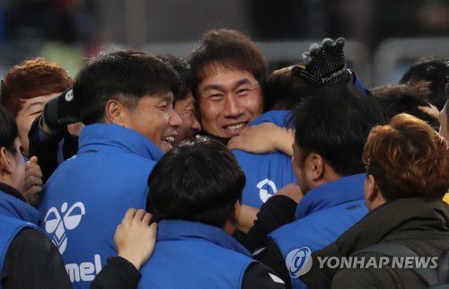 '한일 월드컵 영웅' 유상철 전 감독 별세(서울=연합뉴스) 2002년 한일 월드컵 영웅인 유상철 전 인천 유나이티드 감독이 췌장암 투병 끝에 7일 숨졌다. 향년 50세. 인천 구단에 따르면 유 전 감독은 이날 오후 7시께 서울 아산병원에서 사망했다. 유 전 감독은 2002년 한일 월드컵에서 4강 신화의 주역으로 활약했다. 사진은 2019년 11월 30일 경남 창원시 창원축구센터에서 열린 프로축구 K리그1(1부리그) 경남FC-인천유나이티드 경기에서 무승부로 1부 리그 잔류를 확정한 뒤 코칭스태프와 포옹하는 유상철. 2021.6.7 [연합뉴스 자료사진] photo@yna.co.kr