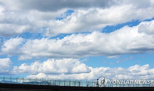 구름 많은 하늘[연합뉴스 자료사진]