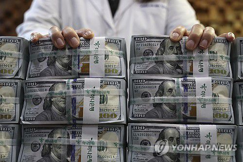 미 트럼프 당선에 치솟는 환율…1,420원 전망까지(서울=연합뉴스) 윤동진 기자 = 미국 도널드 트럼프 전 대통령의 재선이 확정되면서 원/달러 환율이 상승하고 있다. 일각에서는 연내 원/달러 환율이 1.420원까지 더 오를 수 있다는 전망도 나오고 있다. 7일 원/달러 환율은 전날보다 4.9원 상승한 1,401.1원으로 출발한 뒤 1,400원 안팎에서 등락 중이다. 사진은 이날 서울 중구 하나은행 위·변조 대응센터. 2024.11.7 mon@yna.co.kr