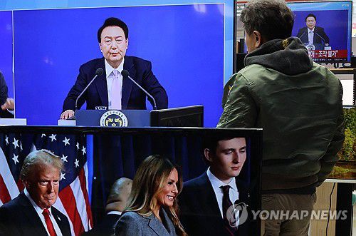 앞으로 한미관계는?(서울=연합뉴스) 이진욱 기자 = 7일 서울 용산구 한 가전매장에서 시민이 윤석열 대통령의 대국민 담화·회견 관련 방송을 보고 있다. 앞 TV에서는 도널드 트럼프 미국 대통령 당선인 관련 보도가 나오고 있다. 2024.11.7 cityboy@yna.co.kr