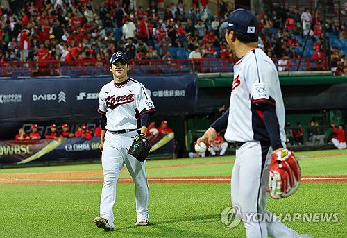 9회초 마친 박영현(타이베이=연합뉴스) 한종찬 기자 = 10일 오후 대만 타이베이 톈무야구장에서 열린 프리미어12 한국 야구대표팀과 대만프로야구팀 웨이취안 드래곤스와의 연습 경기. 한국 박영현이 더그아웃으로 향하고 있다. 2024.11.10 saba@yna.co.kr