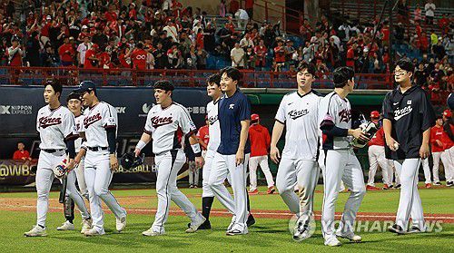 연습경기 마친 대한민국(타이베이=연합뉴스) 한종찬 기자 = 10일 오후 대만 타이베이 톈무야구장에서 열린 프리미어12 한국 야구대표팀과 대만프로야구팀 웨이취안 드래곤스와의 연습 경기. 5-1로 승리를 거둔 대한민국 선수들이 더그아웃으로 향하고 있다. 2024.11.10 saba@yna.co.kr