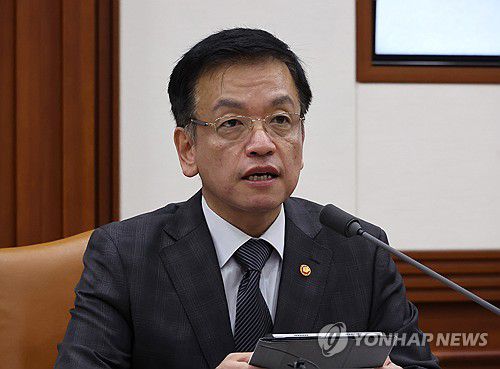 발언하는 최상목 부총리(서울=연합뉴스) 최재구 기자 = 최상목 부총리 겸 기획재정부 장관이 28일 서울 종로구 정부서울청사에서 열린 경제관계장관회의에서 발언하고 있다. 2024.10.28 jjaeck9@yna.co.kr