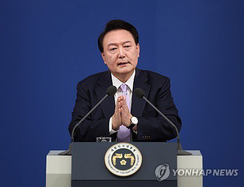 윤석열 대통령, 대국민 담화 및 기자회견(서울=연합뉴스) 진성철 기자 = 윤석열 대통령이 7일 오전 서울 용산 대통령실 청사 브리핑실에서 열린 '대국민담화 및 기자회견'에서 질문에 답변하고 있다. 2024.11.7 [연합뉴스 사진. 재판매 및 DB 금지]