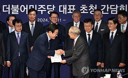 이재명 대표에게 경영계 건의사항 전달하는 손경식 회장(서울=연합뉴스) 손경식 한국경영자총협회 회장이 11일 오전 서울 마포구 경총회관에서 간담회를 하기 전 이재명 더불어민주당 대표에게 경영계 건의사항을 전달하고 있다. 2024.11.11 [국회사진기자단] photo@yna.co.kr