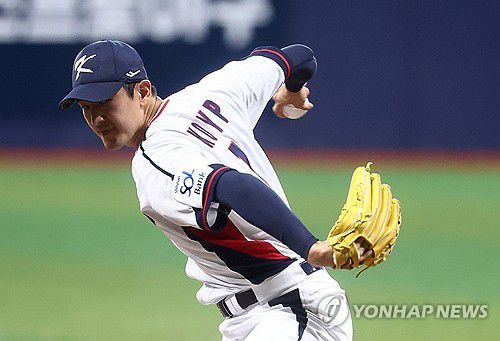 역투하는 고영표(서울=연합뉴스) 류영석 기자 = 6일 서울 고척스카이돔에서 열린 한국 야구 대표팀과 상무 야구단의 연습 경기.     1회초 대표팀 선발 투수 고영표가 역투하고 있다. 2024.11.6 ondol@yna.co.kr