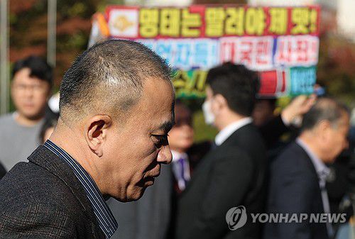 명태균 출석김건희 여사 공천 개입 의혹과 미래한국연구소의 불법 여론조사 의혹 등 사건의 핵심 인물인 명태균 씨가 지난 8일 오전 경남 창원시 성산구 창원지방검찰청(창원지검)에 출석하고 있다. [연합뉴스 자료사진]