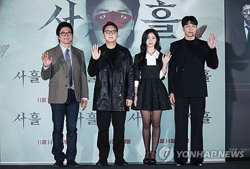 K-오컬트 영화 '사흘'의 주역들(서울=연합뉴스) 진연수 기자 = 12일 오후 서울 용산구 CGV용산아이파크몰에서 열린 영화 '사흘' 언론시사회 및 기자간담회에서 감독과 배우들이 포즈를 취하고 있다. 왼쪽부터 배우 박신양, 현문섭 감독, 이레, 이민기. 2024.11.12 jin90@yna.co.kr