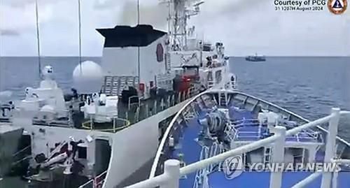 지난 8월 중국·필리핀 선박 충돌 장면[EPA 연합뉴스 자료사진. 재판매 및 DB 금지]