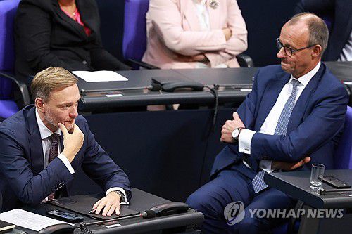 해임된 크리스티안 린드너 전 재무장관(왼쪽)과 프리드리히 메르츠 CDU 대표[EPA 연합뉴스 자료사진. 재판매 및 DB 금지]