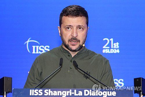 샹그릴라 대화서 연설하는 젤렌스키 대통령(싱가포르=연합뉴스) 신현우 기자 = 볼로디미르 젤렌스키 우크라이나 대통령이 2일(현지시간) 싱가포르 샹그릴라 호텔에서 열린 제21차 아시아 안보회의(샹그릴라 대화) 7차 본회의에 참석해 연설하고 있다. 2024.6.2 nowwego@yna.co.kr