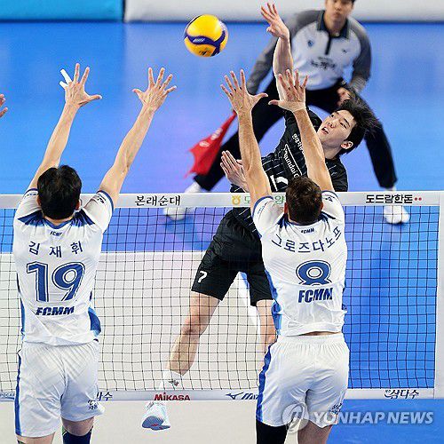 공격하는 허수봉(서울=연합뉴스) 10일 충남 천안시 유관순 체육관에서 열린 2024-2025시즌 도드람 v-리그 현대캐피탈과 삼성화재의 경기에서 현대캐피탈 허수봉이 공격하고 있다. 2024.11.10 [현대캐피탈 배구단 제공. 재판매 및 DB 금지] photo@yna.co.kr