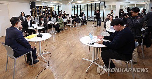 한덕수 국무총리, 청사기자단과 간담회(서울=연합뉴스) 김도훈 기자 = 한덕수 국무총리가 13일 오전 정부서울청사 별관에서 열린 출입기자단과의 간담회에서 질문에 답하고 있다. 2024.11.13 superdoo82@yna.co.kr