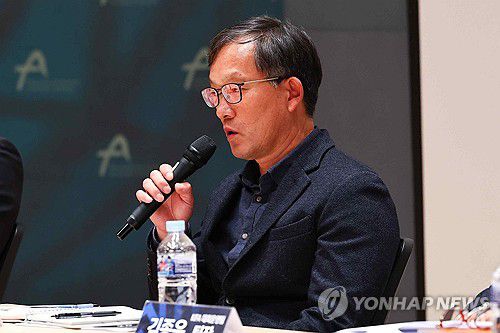 K리그 추춘제 전환 관련 의견 밝히는 이강군 왕산그린 대표(서울=연합뉴스) 서대연 기자 = 13일 오후 서울 종로구 아산정책연구원에서 열린 K리그 추춘제 전환 검토를 위한 공청회에서 이강군 왕산그린 대표가 의견을 밝히고 있다. 2024.11.13 dwise@yna.co.kr