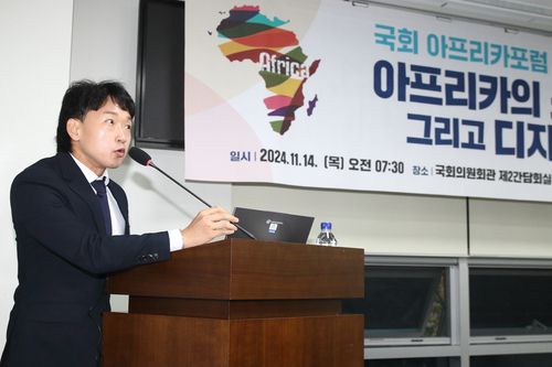 '아프리카 스타트업, 그리고 디지털 혁신' 주제로 발표하는 이종현 NIPA 책임(서울=연합뉴스) 성도현 기자 = 이종현 정보통신산업진흥원(NIPA) 책임이 14일 서울 영등포구 국회의원회관 제2간담회실에서 열린 '국회아프리카포럼' 세미나에서 '아프리카 스타트업, 그리고 디지털 혁신'을 주제로 발표하고 있다. 2024.11.14 raphael@yna.co.kr