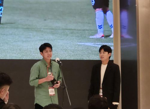최우수선수로 뽑힌 쿄카와와 소감을 통역하는 지소연[촬영 이의진]