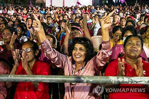 환호하는 스리랑카 여권 지지자들아누라 디사나야케 스리랑카 대통령이 이끄는 정치연합 '국가인민동맹'(NPP) 지지자들이 지난 11일(현지시간) 수도 콜롬보에서 열린 유세에서 환호하고 있다. [AFP 연합뉴스 자료사진. 재판매 및 DB 금지]
